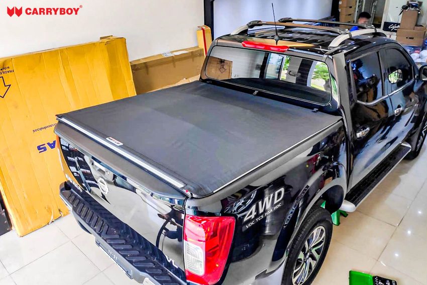 Black Nissan Navara NP300 with the Softlid closed